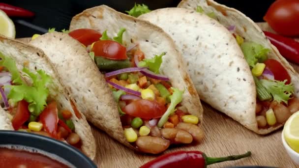 El plato mexicano de torta plana de maíz Tako con relleno de verduras en una tabla de madera. Primer plano.. — Vídeo de stock