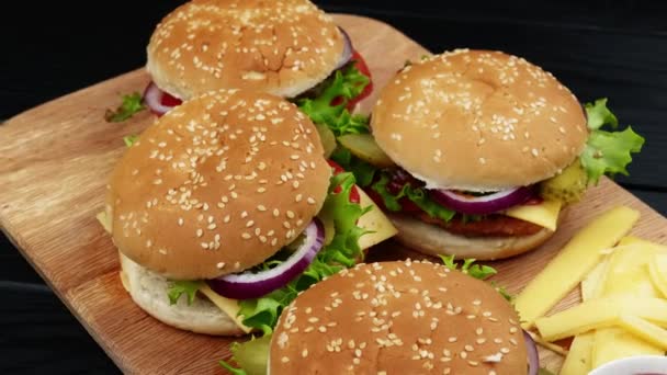 Hamburguesas vegetarianas sobre fondo negro — Vídeos de Stock