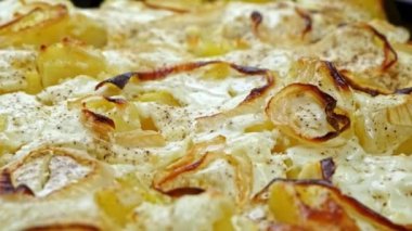 Kızarmış patates, soğanlı, baharatlı ve peynirli, yakından.