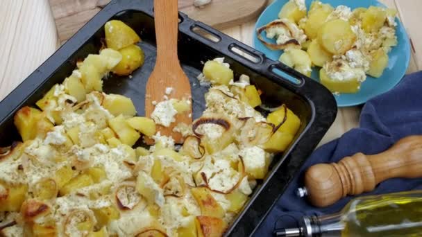 Aardappelstoofschotel met kaas Lekker, vers bereid voedsel op een bakplaat — Stockvideo