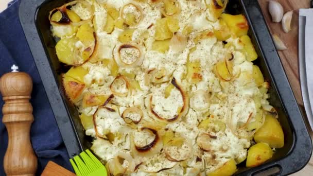 Casserole de pommes de terre au fromage Savoureux aliment fraîchement préparé sur une plaque à pâtisserie — Video