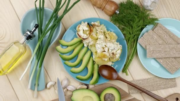 Flat lay Food. Batatas assadas com queijo e abacate. Comida vegetariana saudável concept.decorated com ervas frescas — Vídeo de Stock