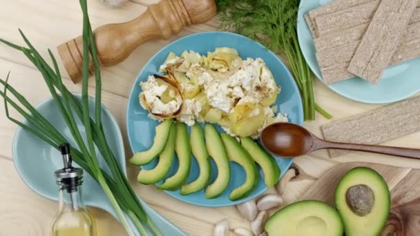 Flat lay Nourriture. Pommes de terre au four au fromage et à l'avocat. Nourriture végétarienne saine concept.decorated avec des herbes fraîches — Video