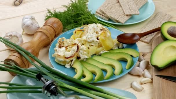 Plat gelegd voedsel. Gebakken aardappelen met kaas en avocado. Gezond vegetarisch voedsel concept.versierd met verse kruiden — Stockvideo