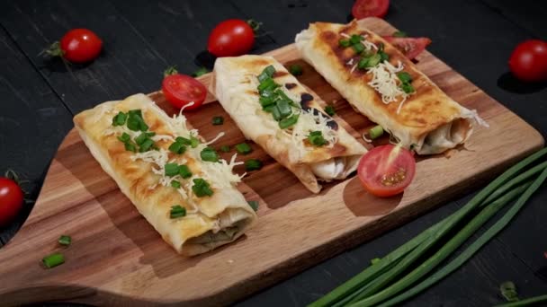 Shawarma sandwich verse rol lavash, shawarma, falafel C gevuld met gebakken champignons, kaas. Een traditionele Midden-Oosterse snack. Op een houten ondergrond — Stockvideo