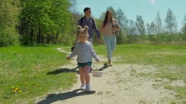 Mutlu bir aile ormanın yakınında dinleniyor.