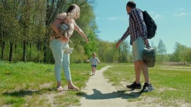 Mutlu bir aile ormanın yakınında dinleniyor.