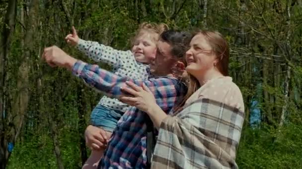 Bonne famille reposant dans la nature près de la forêt — Video