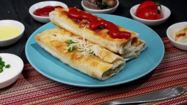 Vejetaryen sandviçi. Patates, mantar, peynir, havuç, sos ve bitkilerle doldurulmuş taze lavaş ya da lavaş..