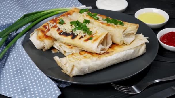 Sandwich de shawarma vegetariano. Rollo fresco de lavash fino o lavash relleno con patatas, champiñones, queso, zanahorias, salsa, hierbas en un plato. — Vídeos de Stock