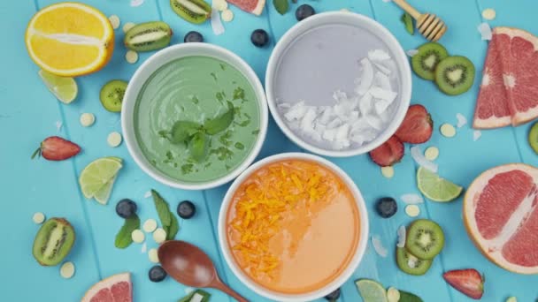 Spirulina mořské řasy smoothie s bobulemi chia a ovoce zdravé jídlo. Plocha — Stock video