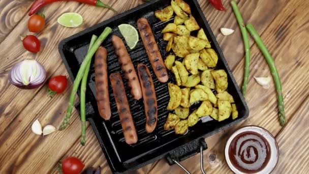 Baked potatoes and grilled soy sausages on dark wooden background. Flat lay. vegan fast food — Stock Video