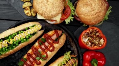 Domates, avacado, soğan ve çöreklerle servis edilen vejetaryen sosislileri ahşap arka planda. Üst manzara, düz uzanma