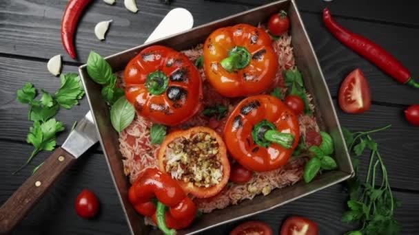 Tradiční evropská kuchyně. Plněné papriky s bulgurem a zeleninou. Plocha — Stock video