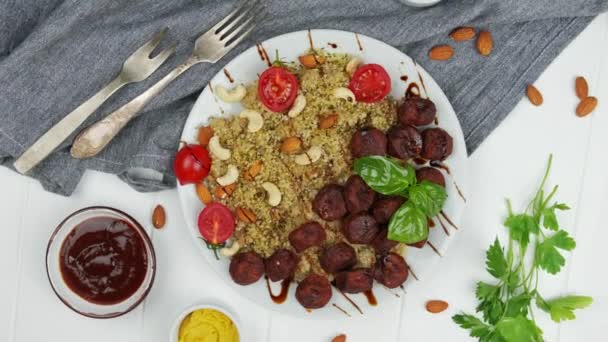 Falafel, Bulgur und Gemüse, Lebensmittel aus dem Nahen Osten. Flache Lage — Stockvideo