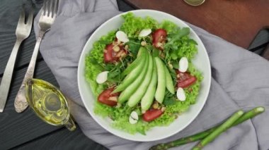 Avokado salatası salatası domates yaprağı. sağlıklı gıda konsepti