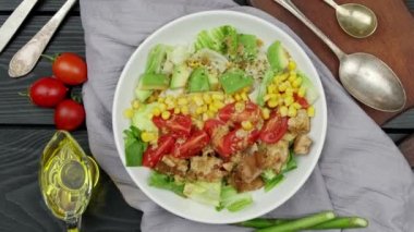 Vejetaryen sağlıklı gökkuşağı salatası, kinoa, tofu, avokado ve lahana, beyaz arka plan. Sağlıklı, temiz yeme konsepti. Kara tahta arkaplan