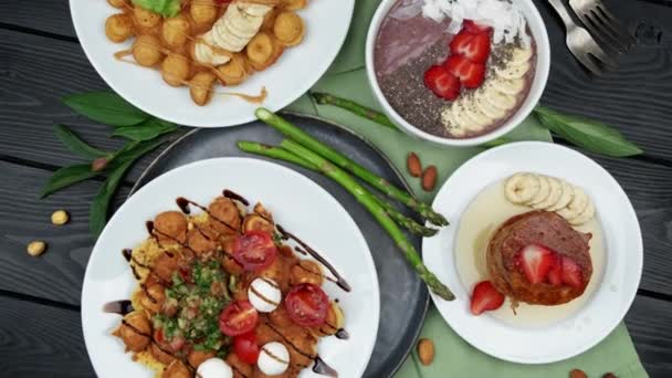 Belgische wafels met pannenkoeken zoete geschenken concept. serveertafel — Stockvideo