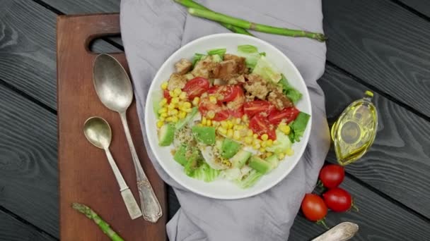 Ensalada vegana de arco iris saludable con quinua, tofu, aguacate y col rizada, fondo blanco. Concepto de alimentación sana y limpia. Fondo de madera negro — Vídeos de Stock