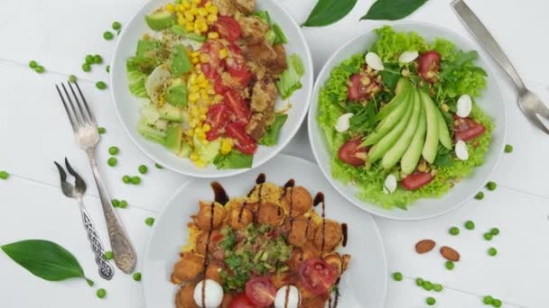 Tres platos en una mesa en un restaurante vegano almuerzo de negocios. fondo blanco. — Vídeo de stock