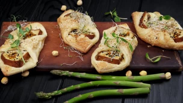 Comida vegetariana Envelope de massa folhada com queijo defumado. fundo de madeira preta. Alimentos leigos planos — Vídeo de Stock