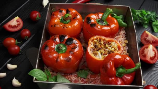 欧洲传统烹饪。里面塞满了泡菜和蔬菜的辣椒平躺在床上 — 图库视频影像
