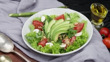 Avokado salatası salatası domates yaprağı. sağlıklı gıda konsepti