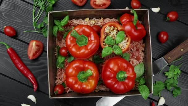 Fylld röd paprika med, ris, lök på svart sten bakgrund. Ovanifrån, platt ligg — Stockvideo