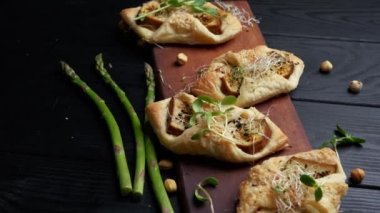 Tütsülenmiş peynirli puf böreği. Siyah ahşap arka plan. Besin düzlüğü