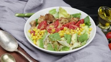Vejetaryen sağlıklı gökkuşağı salatası, kinoa, tofu, avokado ve lahana, beyaz arka plan. Sağlıklı temiz yeme konsepti.