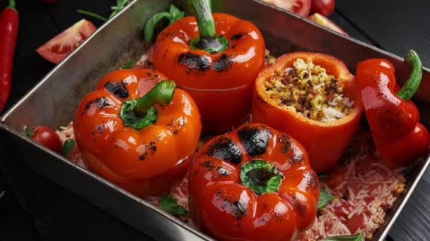 Europeiskt traditionellt kök. Fylld paprika med bulgur och grönsaker. Platt äggläggning — Stockvideo