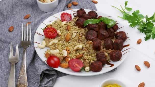 Фалафель, болгур и овощи, блюда ближневосточной кухни. Плоский лежал — стоковое видео