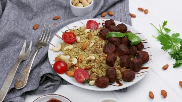 Bulgur com legumes no prato no fundo branco. alimentos saudáveis — Vídeo de Stock