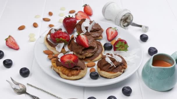 Sweet pancakes chocolate strawberry top view. white background — Stock Video