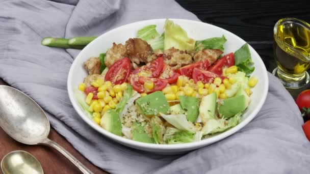 Vegansk hälsosam regnbågssallad med quinoa, tofu, avokado och grönkål, vit bakgrund. Hälsosam ren kost koncept. — Stockvideo