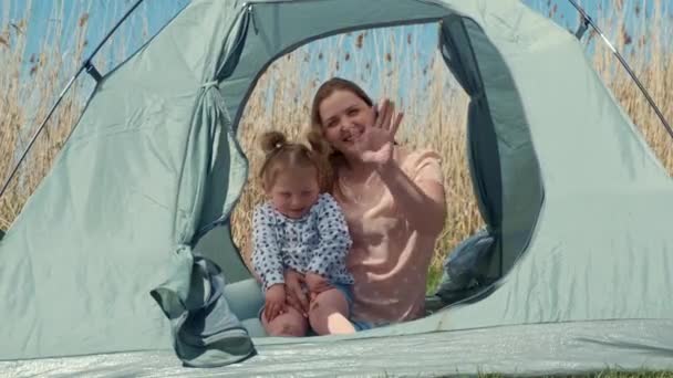 Familia feliz. Madre e hija disfrutando de unas vacaciones de camping en el campo. oncept de vacaciones de verano y viajes, viaje. Camping. — Vídeos de Stock