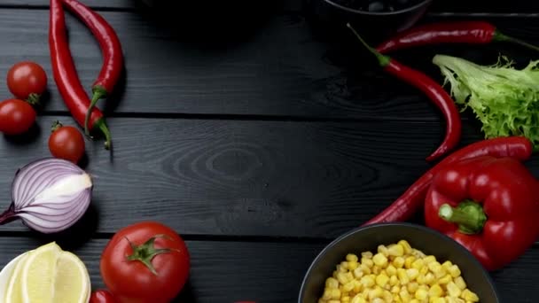 Fundo alimentar em fundo de metal rústico com pimenta vermelha, ervas e especiarias, vista superior. — Vídeo de Stock