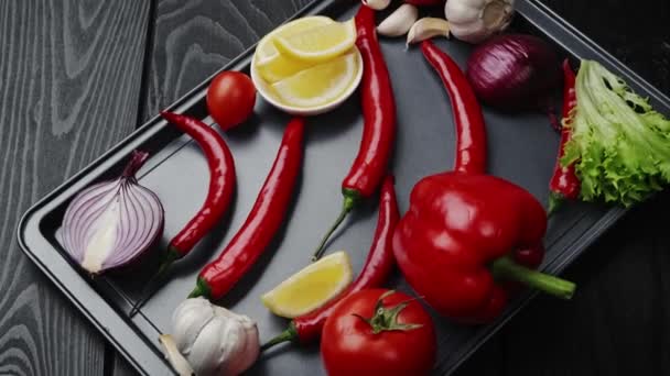 Peper met kruiden en specerijen, ingrediënt voor tomatensaus op houten ondergrond, bovenaanzicht — Stockvideo