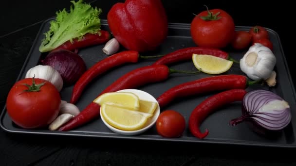 Peper met kruiden en specerijen, ingrediënt voor tomatensaus op houten ondergrond, bovenaanzicht — Stockvideo