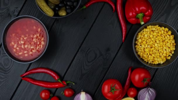 Mat bakgrund på rustika metall bakgrund med röd paprika, örter och kryddor, ovanifrån. — Stockvideo