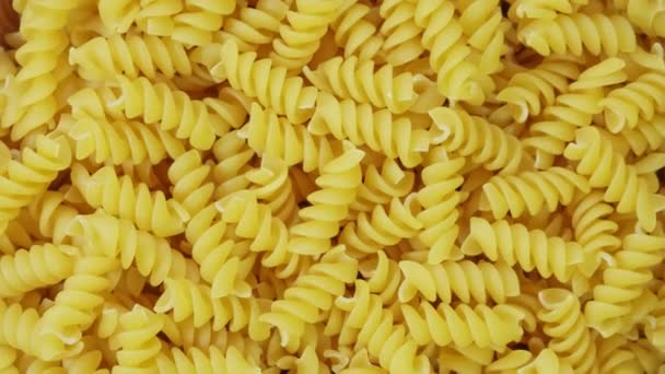 Primeros planos pasta cruda italiana, rotación lenta — Vídeos de Stock