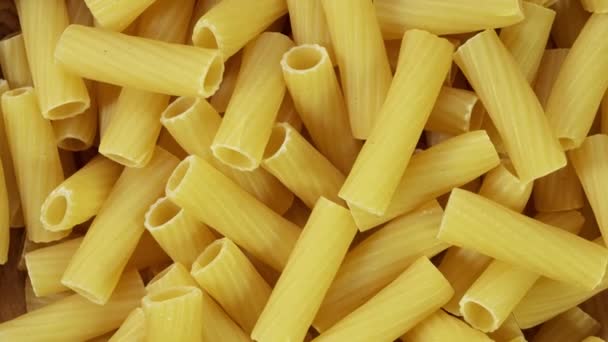 Nahaufnahme Italienische rohe Pasta, Langsame Rotation — Stockvideo