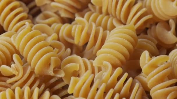 Одягнення італійської сирої макарони, повільний поворот — стокове відео
