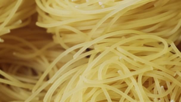 Closeup italiensk rå pasta, Langsom rotation – Stock-video