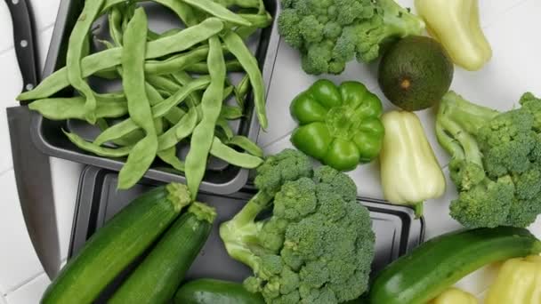 Verse groene verschillende groenten. groente achtergrond — Stockvideo
