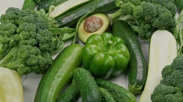 Verduras frescas verdes diferentes. Fondo de verduras — Vídeos de Stock