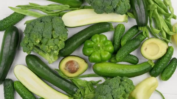 Verduras frescas verdes diferentes. Fondo de verduras — Vídeos de Stock