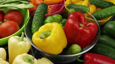 Tahta tepside taze taze sebzeler, ahşap arka plan, üst manzara.