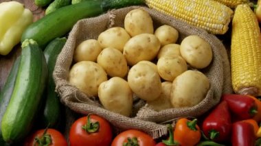 Renkli organik yiyecekler. Taze çiğ sebze. Sağlıklı vejetaryen yiyecekler. Vejetaryen yemek konsepti..