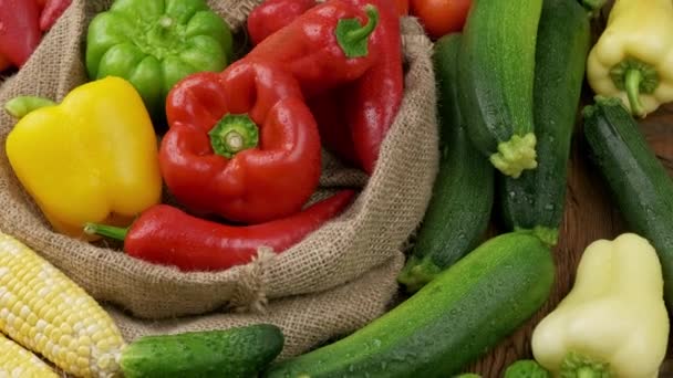 Pimientos rojos amarillos anaranjados en una tabla de cortar de madera. mesa superior — Vídeos de Stock